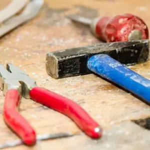 Spaß am Handwerken. Zu sehen sind Zange, Hammer, Schraubenzieher