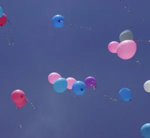 Wie lerne ich loslassen in der Beziehung – obwohl ich Angst habe, dass er sich entfernt?_fliegende Luftballons als Symbol für loslassen