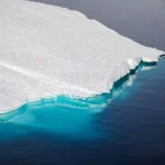 Glaubenssätze erkennen – So löst du dich von alten Überzeugungen, die dich kleinhalten. Zu sehen ist ein Eisberg, der auch teilweise unter Wasser zu sehen ist