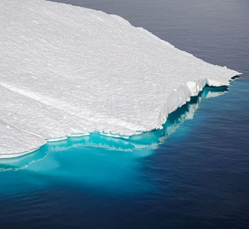 Glaubenssätze erkennen – So löst du dich von alten Überzeugungen, die dich kleinhalten. Zu sehen ist ein Eisberg, der auch teilweise unter Wasser zu sehen ist