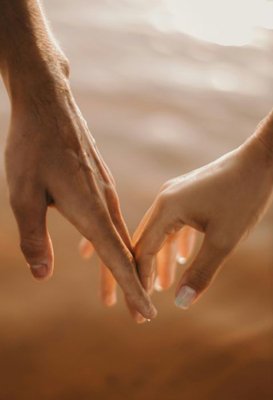 Wie ist denn unsere Beziehung heute? Hand von Mann, Hand von Frau berühren sich locker
