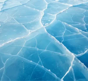 Kampf gegen sich selbst: Warum es extrem wichtig ist, ihn zu erkennen. Zu sehen: Eisfläche mit Rissen