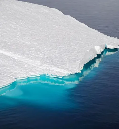 Glaubenssätze erkennen – So löst du dich von alten Überzeugungen, die dich kleinhalten. Zu sehen ist ein Eisberg, der auch teilweise unter Wasser zu sehen ist