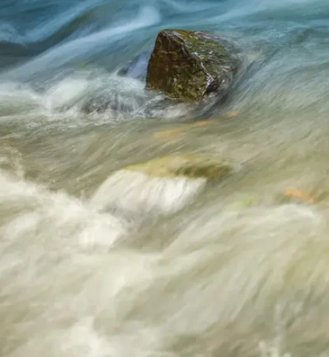 Emotionale Blockaden lösen – Wenn dein Kopf weiß, was richtig ist, aber Herz, Körper und Energie blockieren. Zu sehen ist: ein Stein blockiert den Fluss