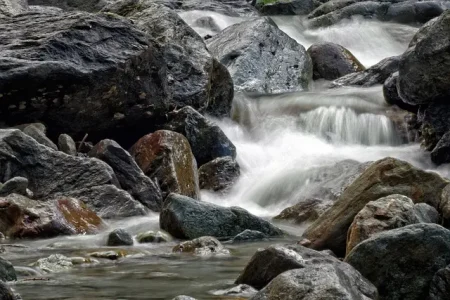 Blockaden energetisch lösen. Zu sehen: Steine im Fluss